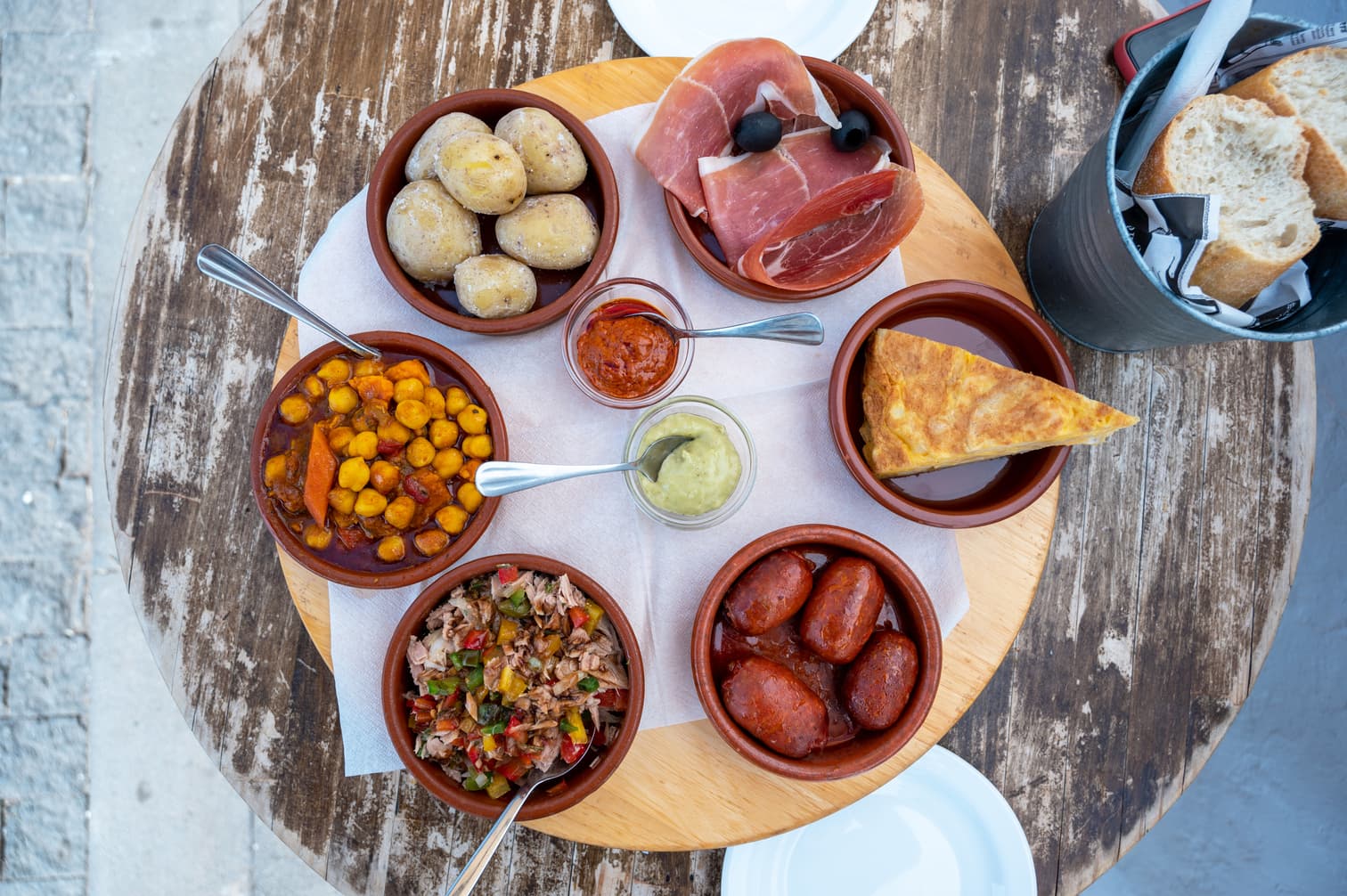 Private tapas walking tour in Granada